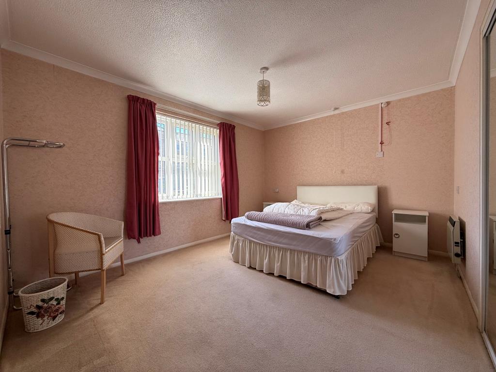 Lot: 128 - TWO-BEDROOM GROUND FLOOR RETIREMENT FLAT - Main bedroom with fitted wardrobe and window